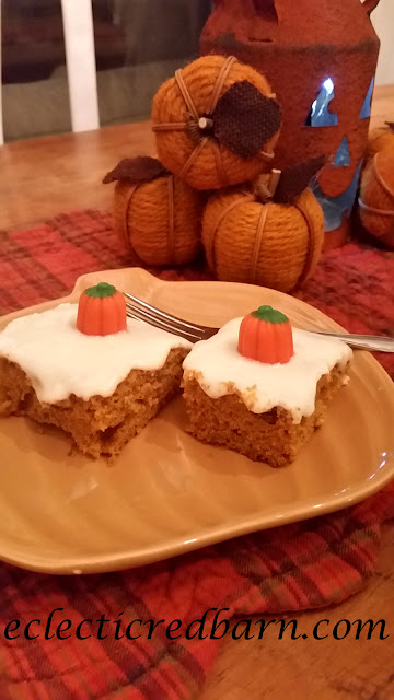 Pumpkin Bars: Share NOW. #bars #halloween #halloweendesserts #eclecticredbarn