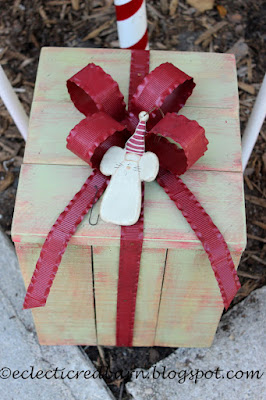 Pallet Christmas Box. Share NOW. #decor #Christmasdecor #palletboards