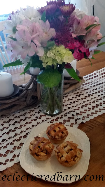 Apple Mini Pies. Share NOW. #pies #minipies #apple #desserts #eclecticredbarn