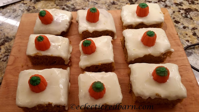 Pumpkin Bars: Share NOW. #bars #halloween #halloweendesserts #eclecticredbarn