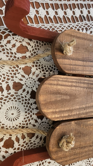 DIY Sled Tray. Share NOW. #Christmas, #sled, #sledtray, #DIY, #tray, #eclecticredbarn