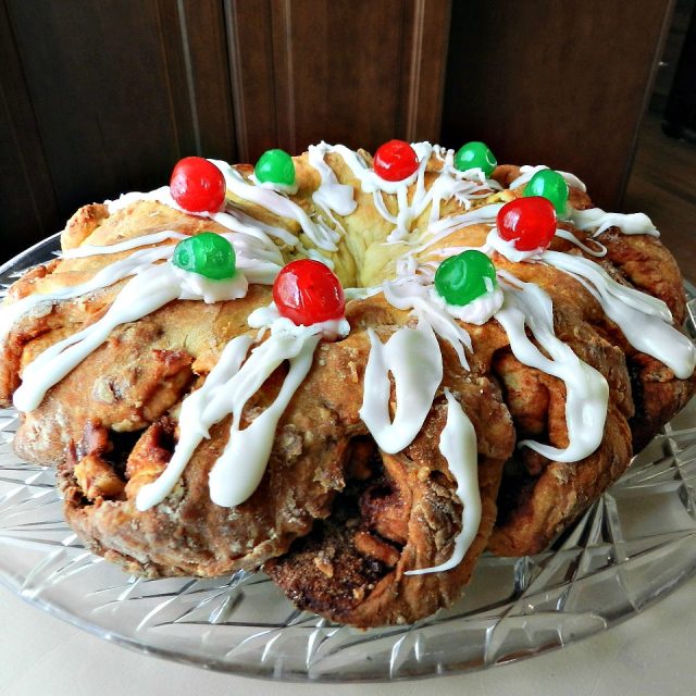 Holiday wreath kuchen makes a delicious homemade #gift